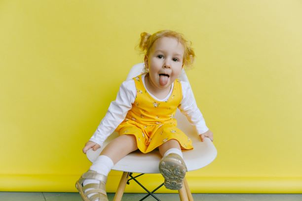 mala_girl_in_white_and_yellow_long_sleeve_dress_doing_funny_face_3771648.jpg